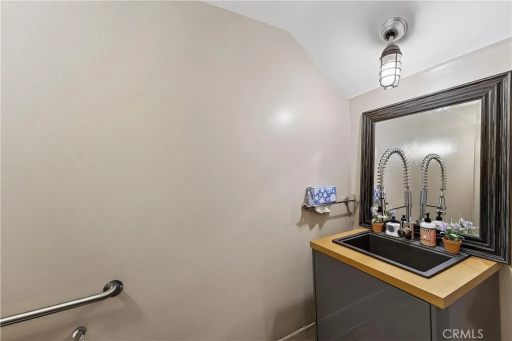 906 E Civic Center, Santa Ana, California 92701 home-pic-20