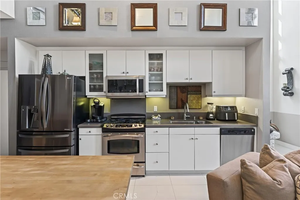 906 E Civic Center, Santa Ana, California 92701 home-pic-15