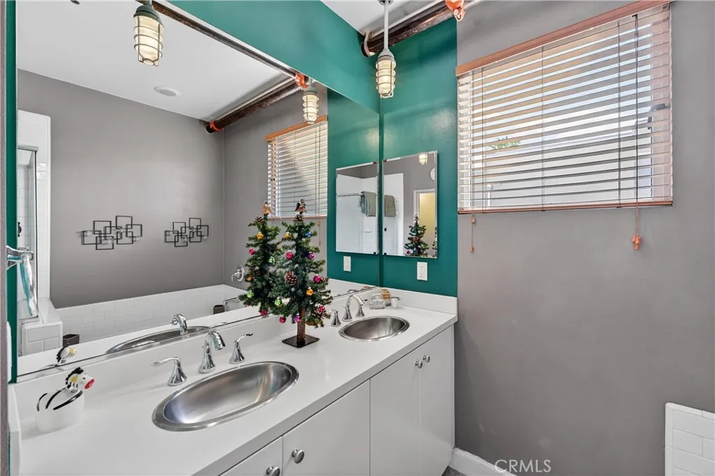 906 E Civic Center, Santa Ana, California 92701 home-pic-27