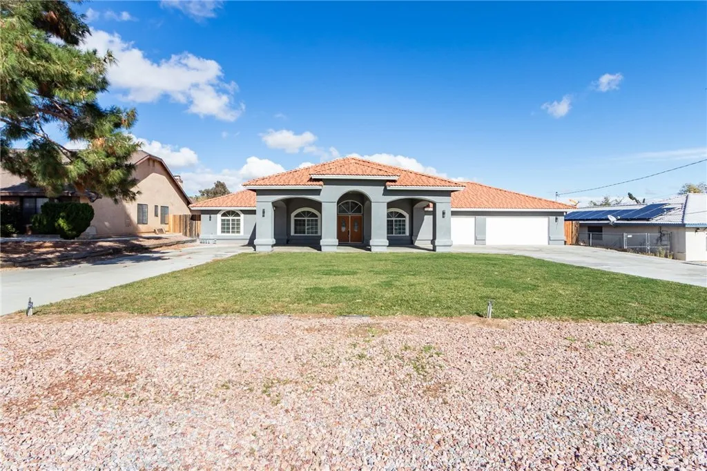 18724 Danbury, Hesperia, California 92345 home-pic-0