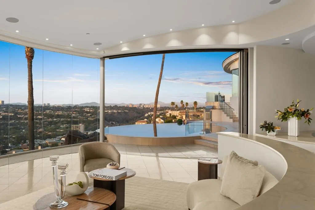 7455 Hillside Dr, La Jolla, California 92037 home-pic-15