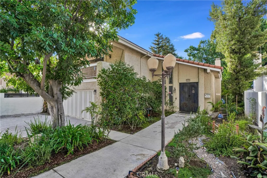 6221 Mammoth Avenue, Valley Glen, California 91401 home-pic-0