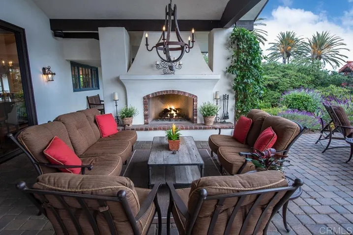 Outdoor fireplace