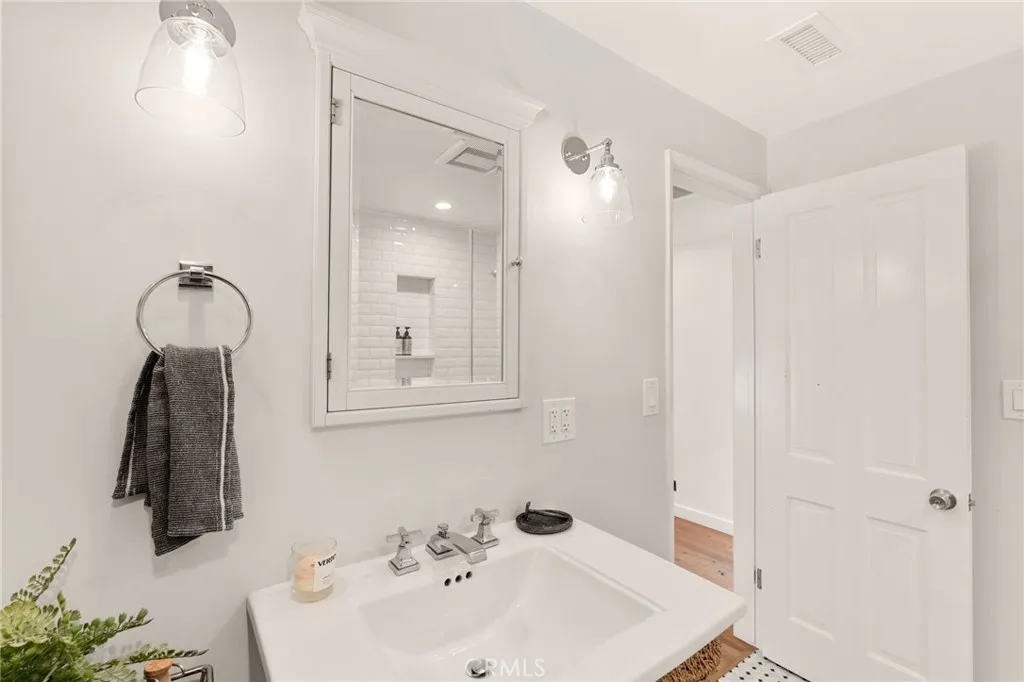 23843 Crosson Drive, Woodland Hills, California 91367 home-pic-12