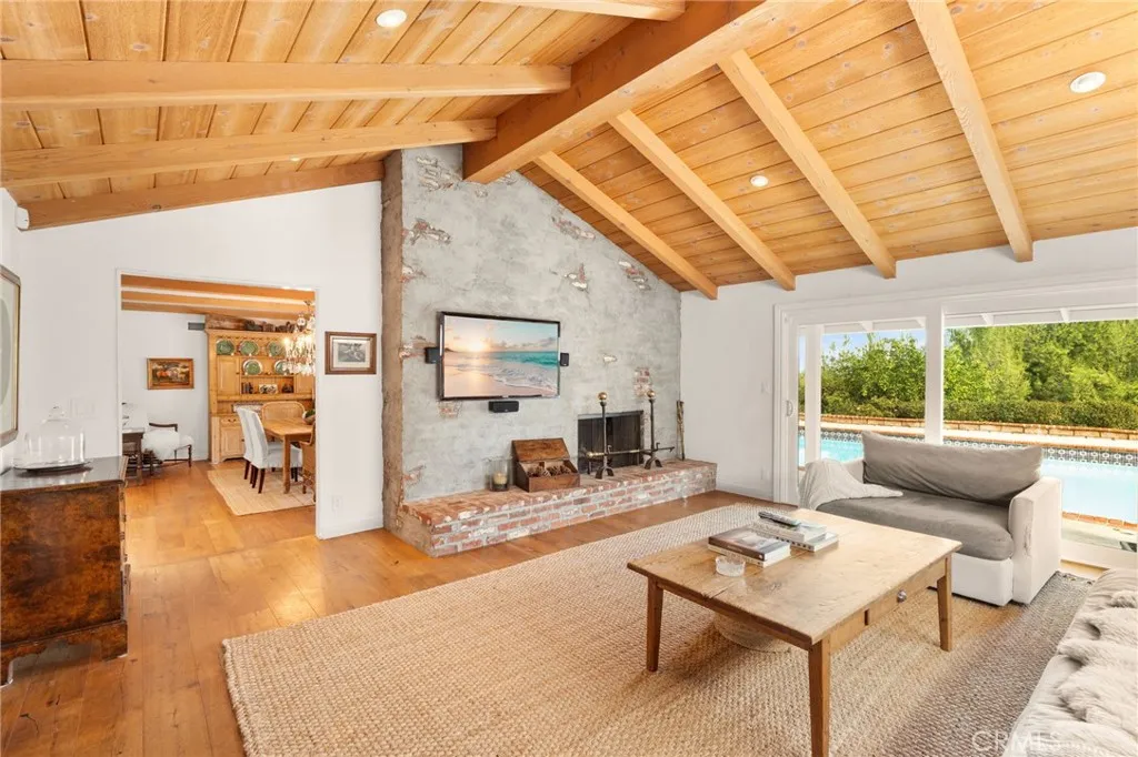 23843 Crosson Drive, Woodland Hills, California 91367 home-pic-7