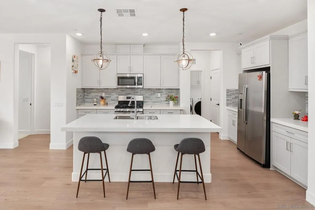 1091 Barry Pl, Escondido, California 92026 home-pic-2
