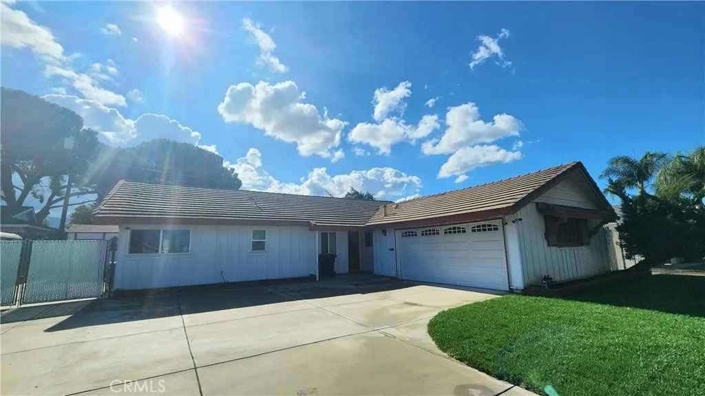 924 Lorna Street, Corona, California 92882 home-pic-0