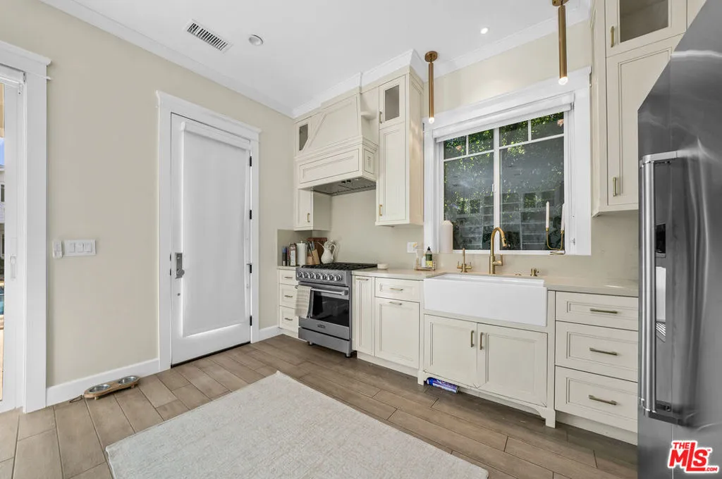 12345 Huston Street, Valley Village, California 91607 home-pic-30