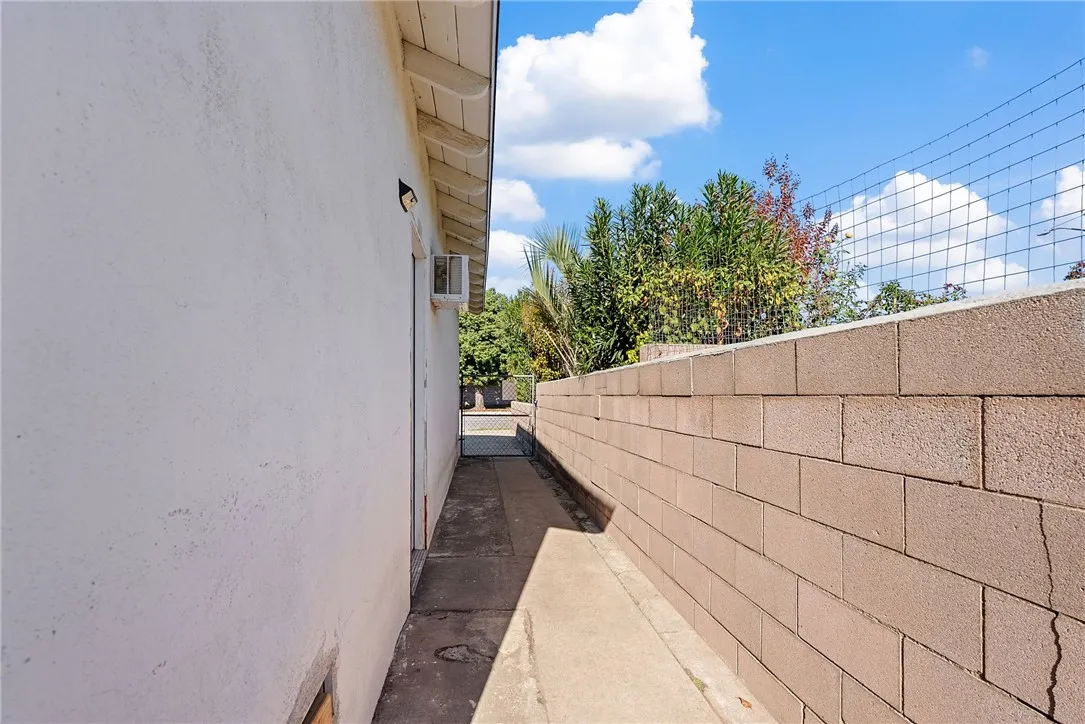 255 W Valencia, Rialto, California 92376 home-pic-30