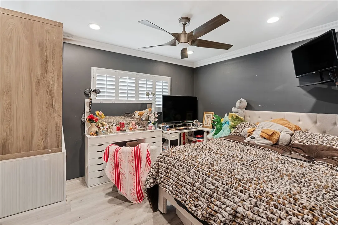 255 W Valencia, Rialto, California 92376 home-pic-17