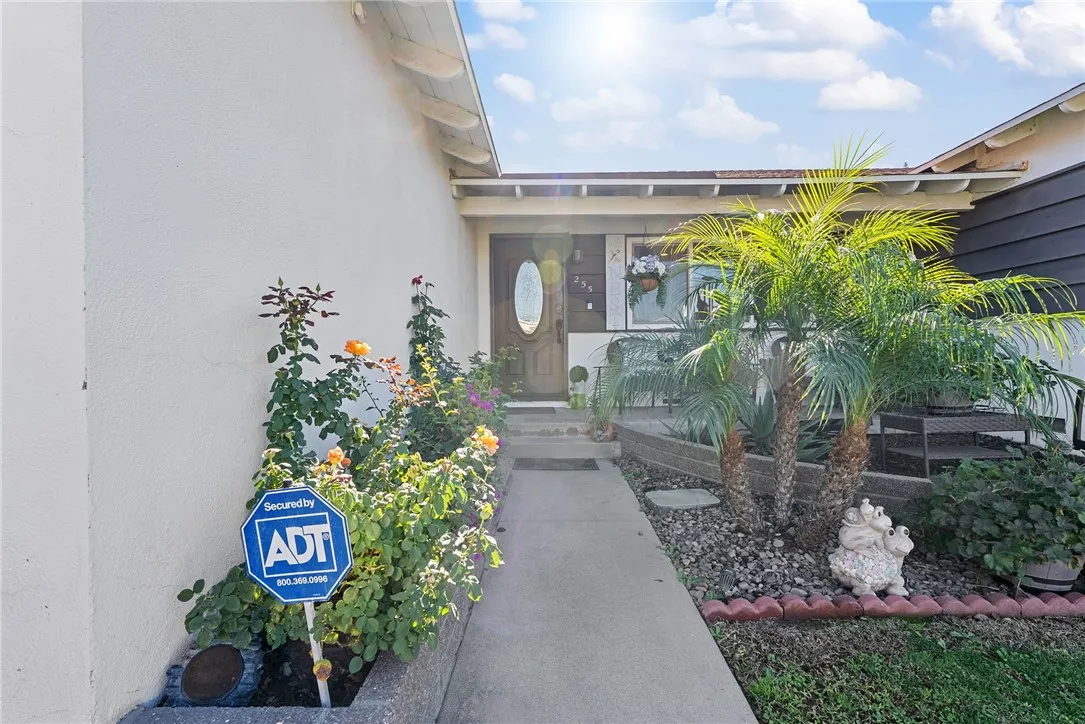 255 W Valencia, Rialto, California 92376 home-pic-4