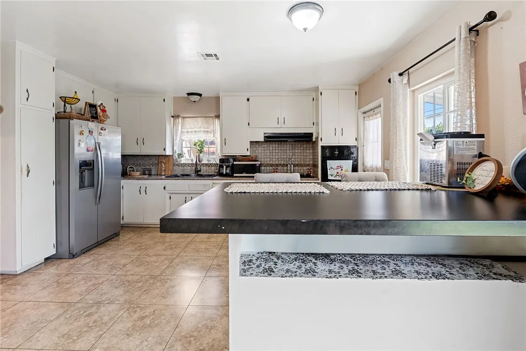 255 W Valencia, Rialto, California 92376 home-pic-9