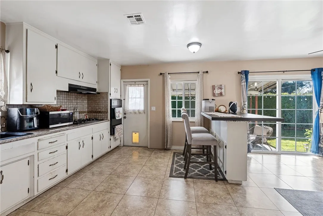 255 W Valencia, Rialto, California 92376 home-pic-7