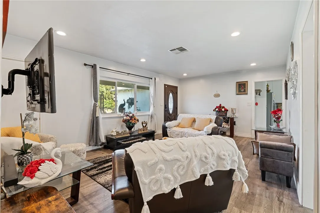 255 W Valencia, Rialto, California 92376 home-pic-6