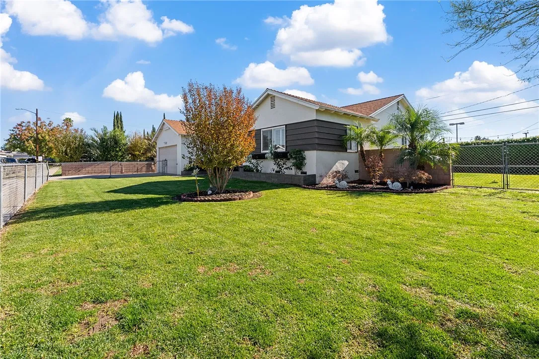 255 W Valencia, Rialto, California 92376 home-pic-24