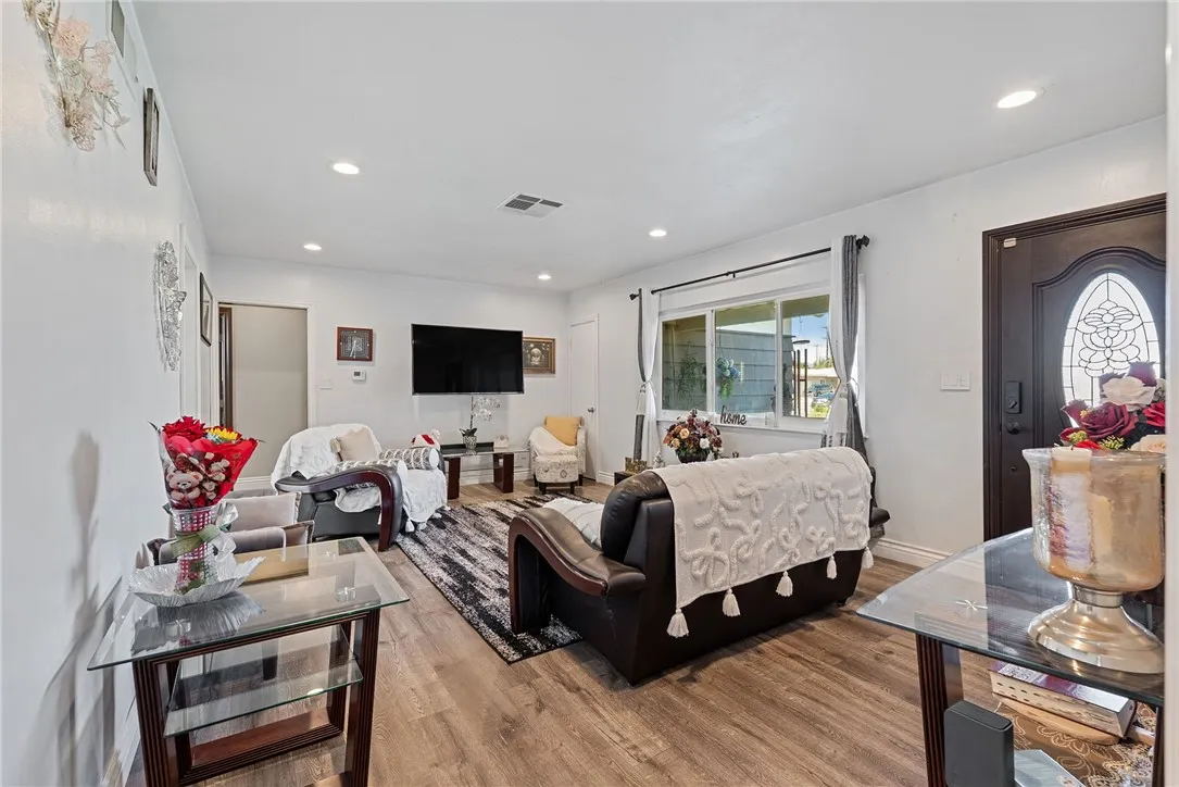255 W Valencia, Rialto, California 92376 home-pic-5