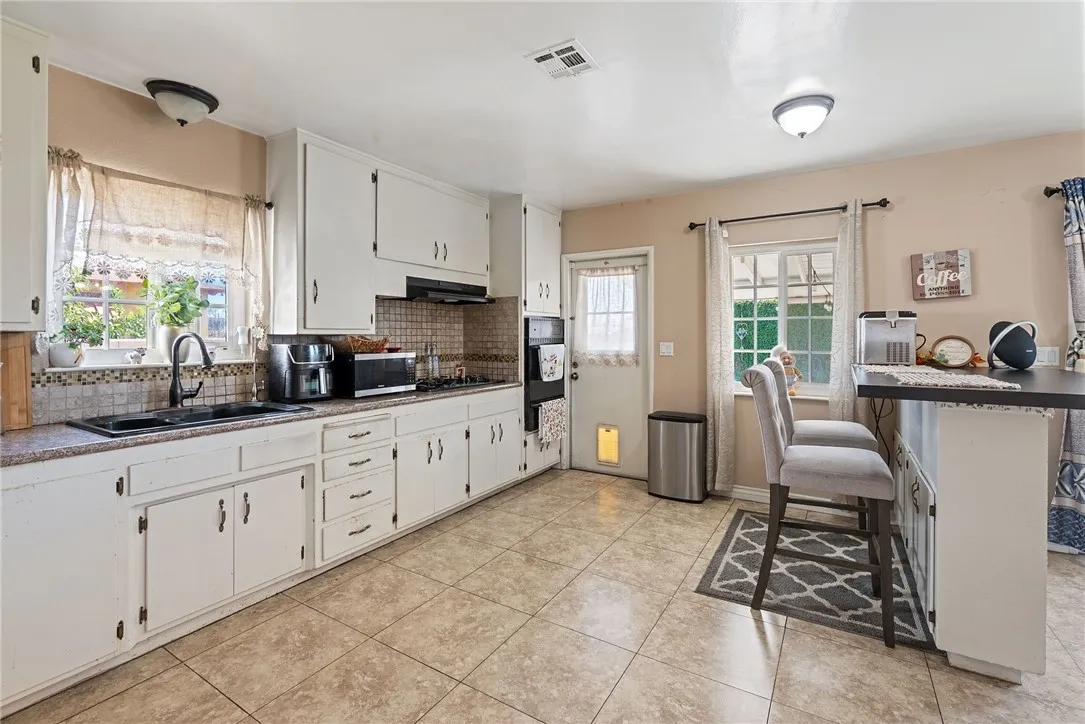 255 W Valencia, Rialto, California 92376 home-pic-8