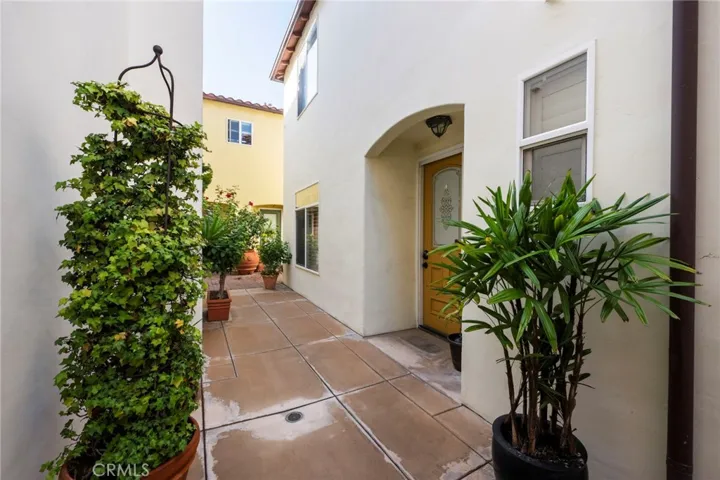 The interior location is very quiet, yet you get lots of natural sunlight.