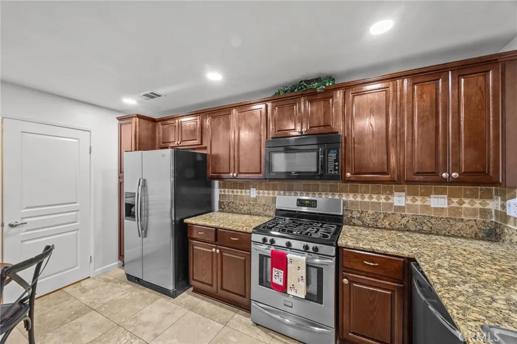 2261 Indigo Hills Drive 3, Corona, California 92879 home-pic-18