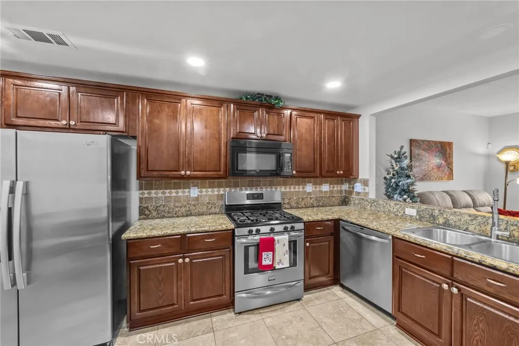 2261 Indigo Hills Drive 3, Corona, California 92879 home-pic-17