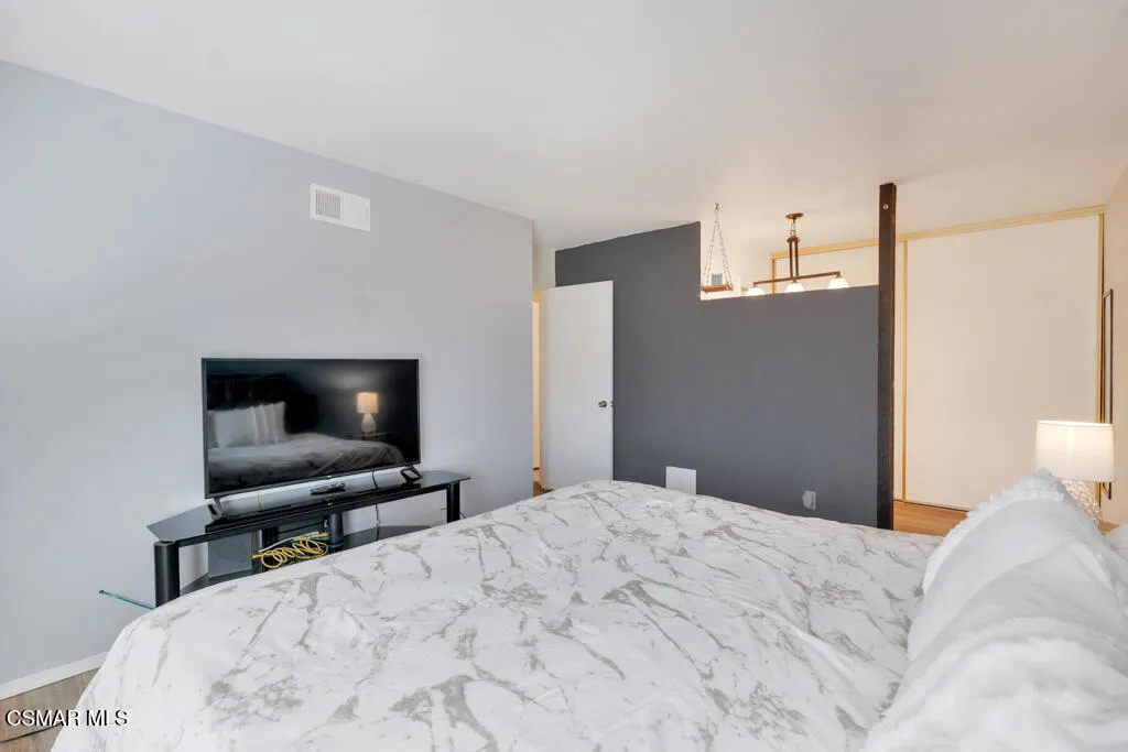 246 W Vineyard Avenue, Oxnard, California 93036 home-pic-18