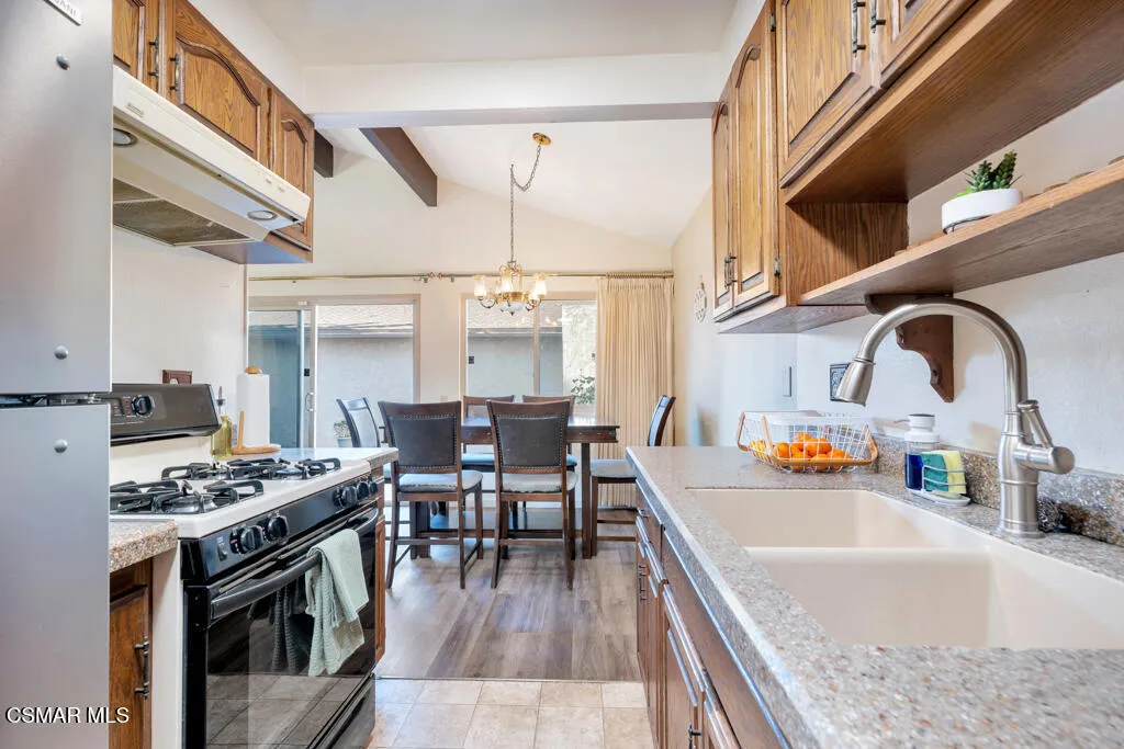 246 W Vineyard Avenue, Oxnard, California 93036 home-pic-8