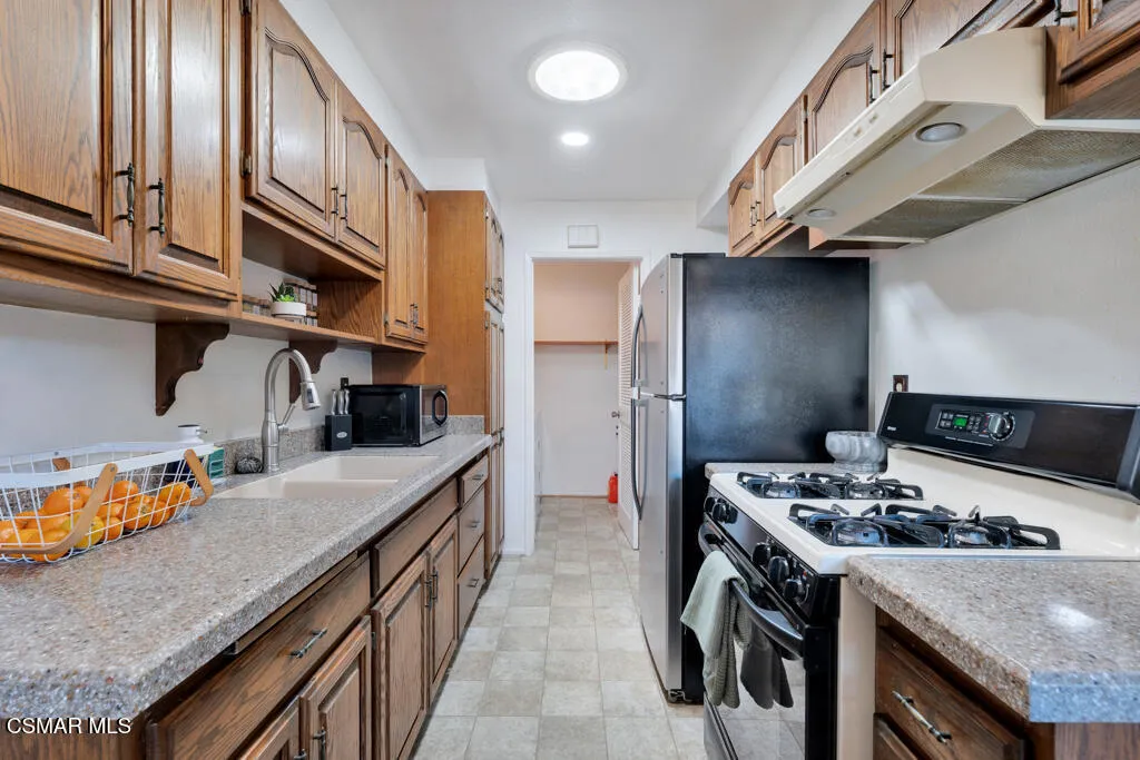 246 W Vineyard Avenue, Oxnard, California 93036 home-pic-7
