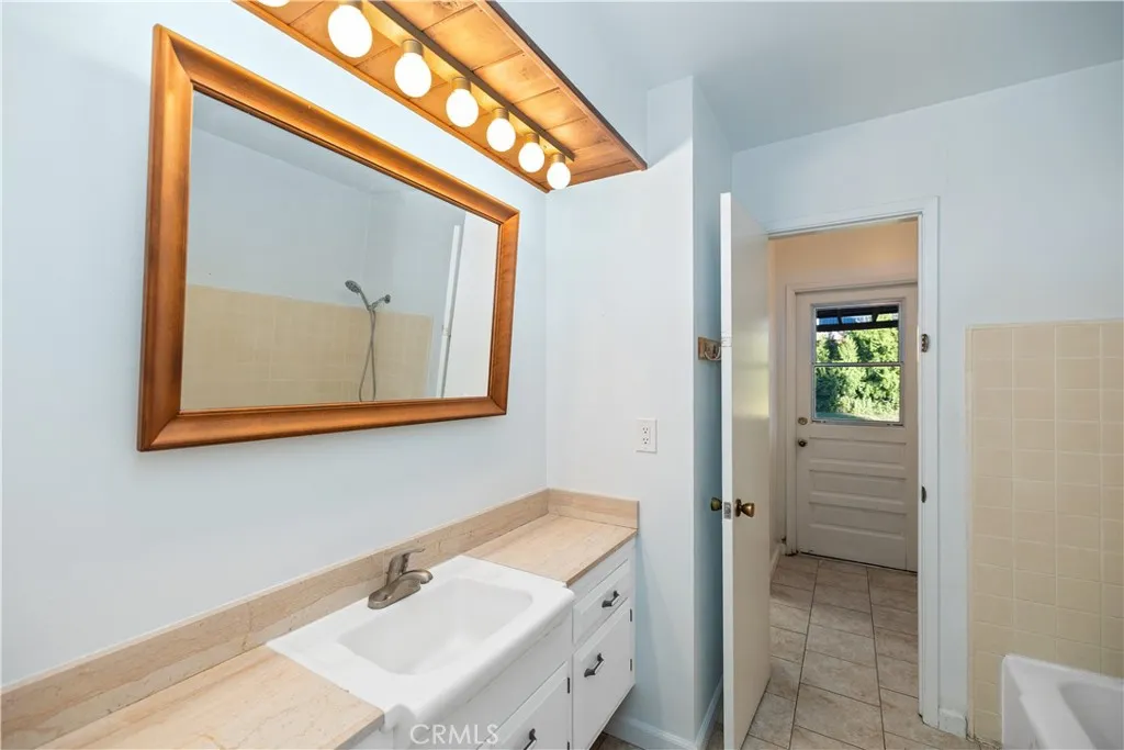 13402 Winthrope Street, Santa Ana, California 92705 home-pic-19