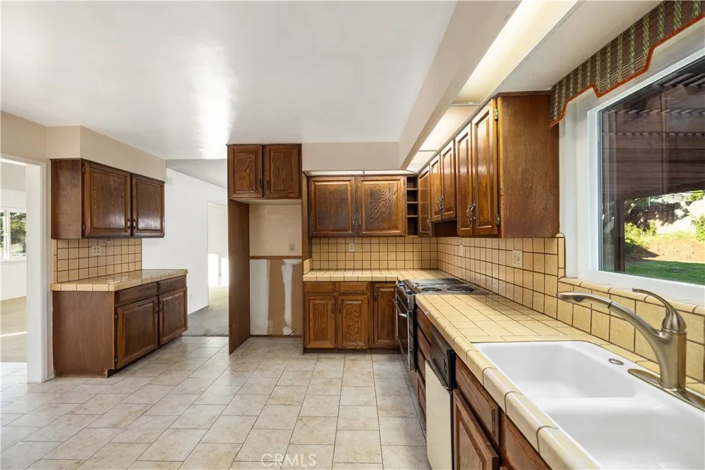 13402 Winthrope Street, Santa Ana, California 92705 home-pic-15