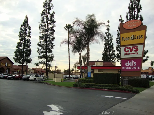 5 Pt Plaza
