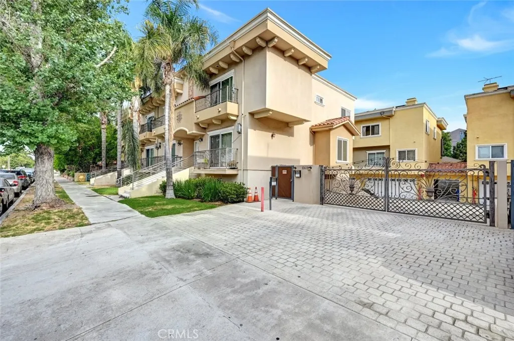 13629 Wyandotte Street 111, Van Nuys, California 91405 home-pic-1