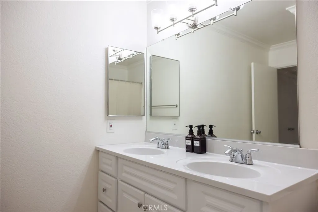 21991 143 Rimhurst, Lake Forest, California 92630 home-pic-4