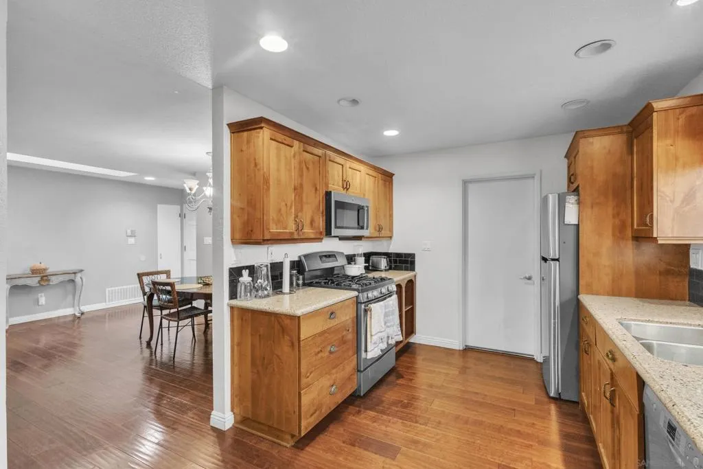 , San Diego, California 92117 home-pic-5