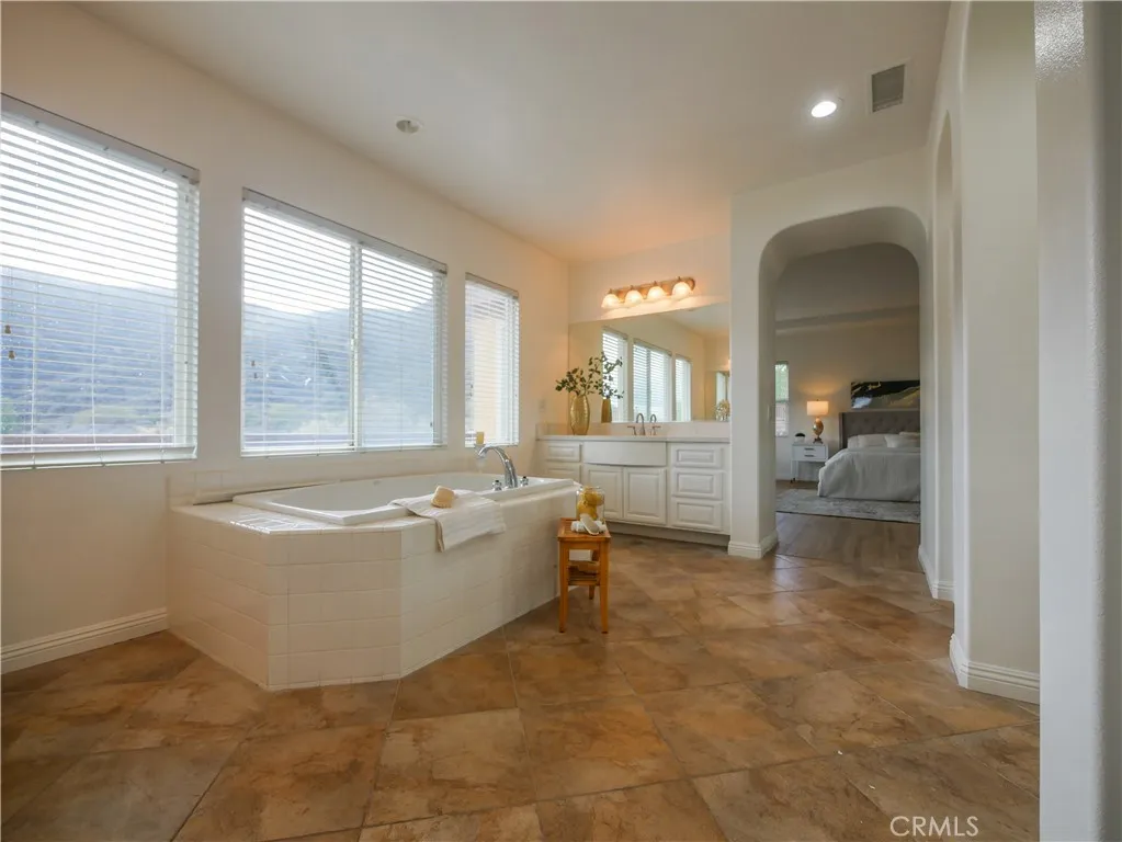 7725 Lady Banks, Corona, California 92883 home-pic-24