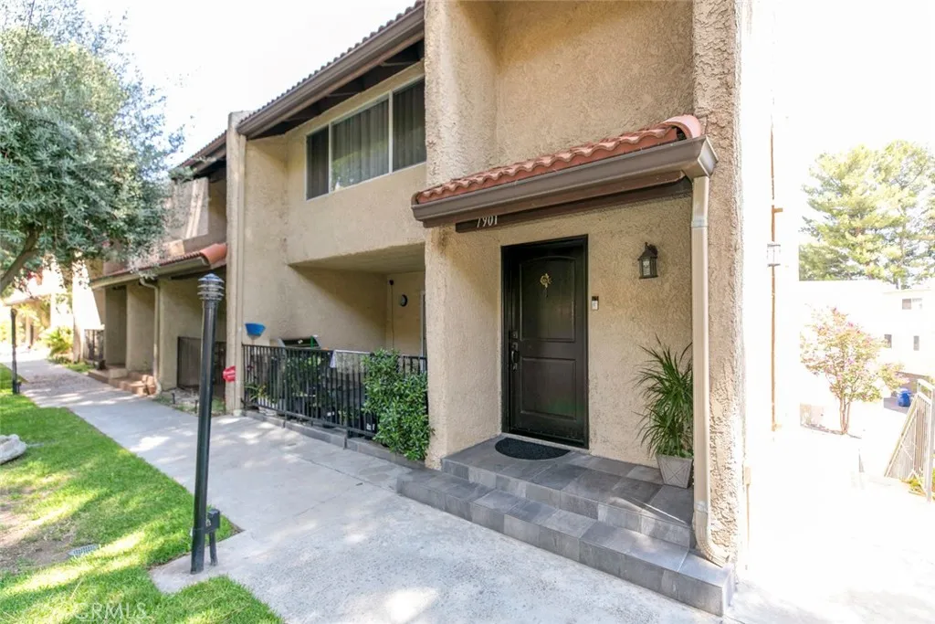 7901 Via Stefano, Burbank, California 91504 home-pic-0