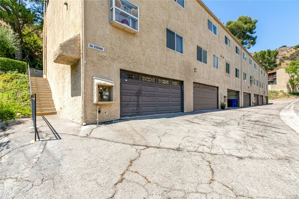 7901 Via Stefano, Burbank, California 91504 home-pic-2