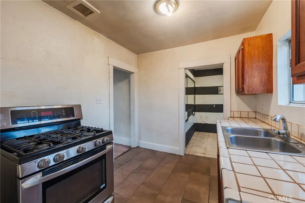 1649 W 56th Street, Los Angeles, California 90062 home-pic-6