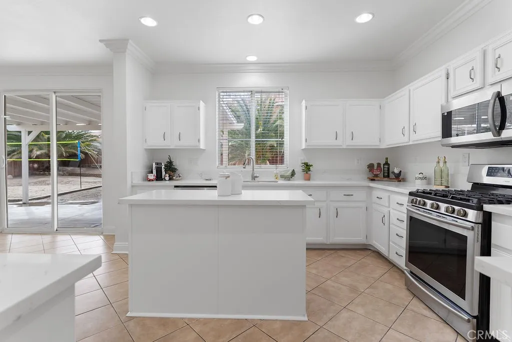 15611 Kadota, Victorville, California 92395 home-pic-17