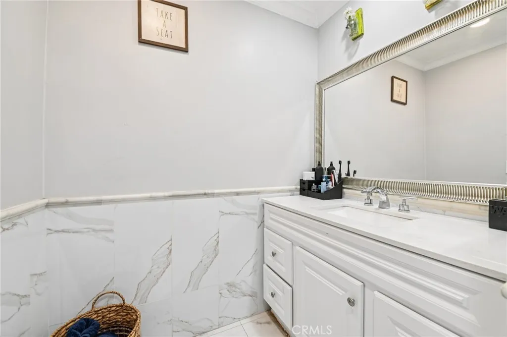 1430 Cabrillo Park B, Santa Ana, California 92701 home-pic-23