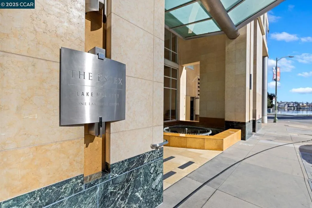 1 Lakeside Dr 1404, Oakland, California 94612 home-pic-2