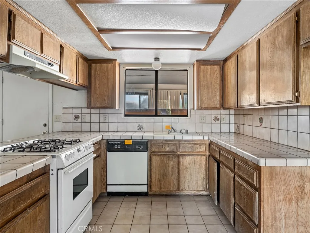 14669 La Brisa, Victorville, California 92392 home-pic-18