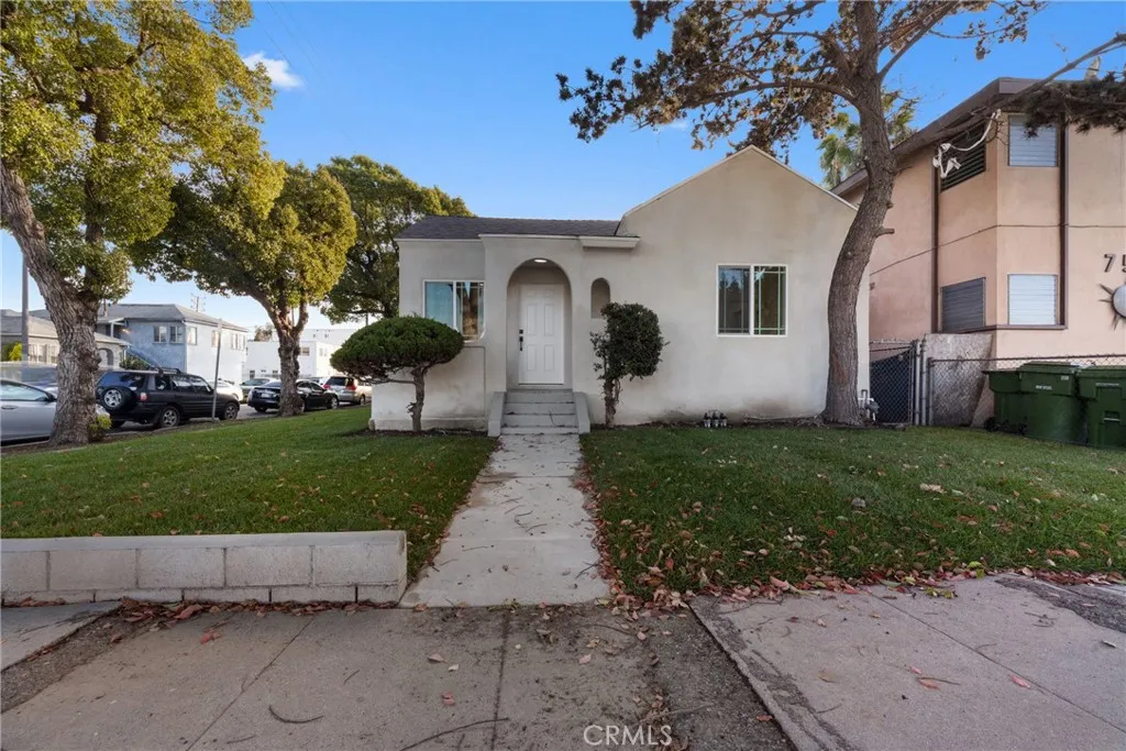 8405 Mckinley Avenue, Los Angeles, California 90001 home-pic-3