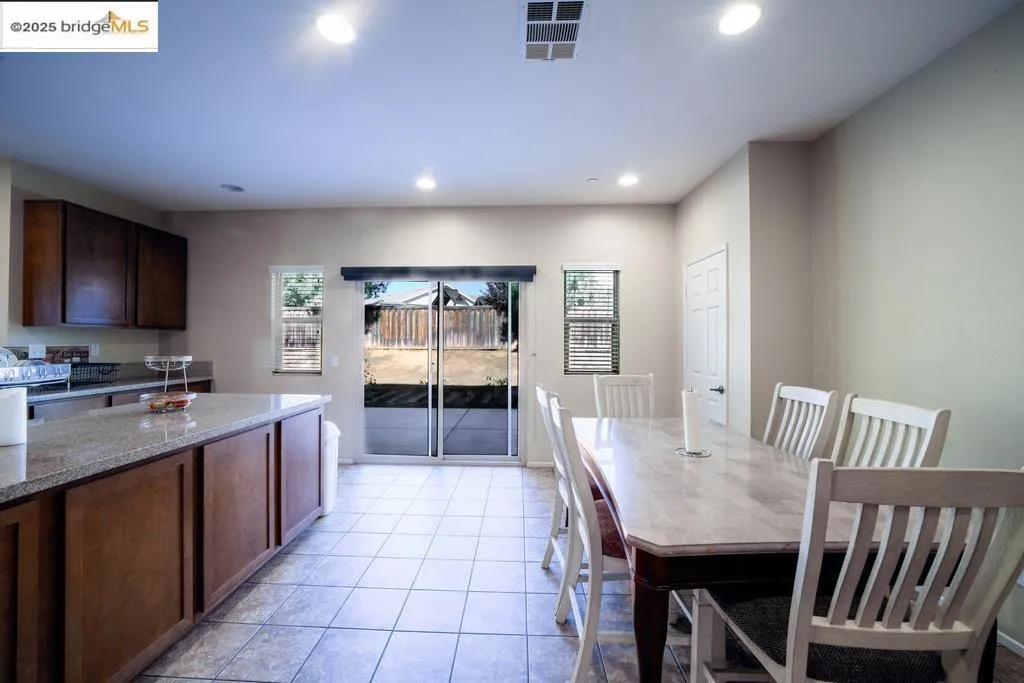 1350 Mistletoe Dr, Beaumont, California 92223 home-pic-6