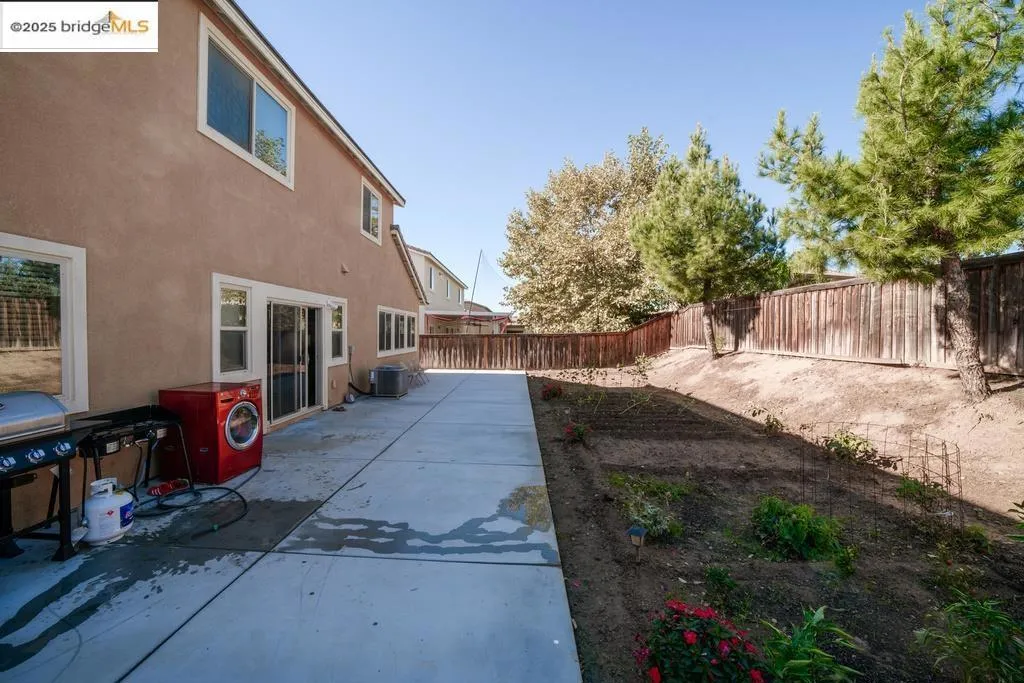1350 Mistletoe Dr, Beaumont, California 92223 home-pic-25