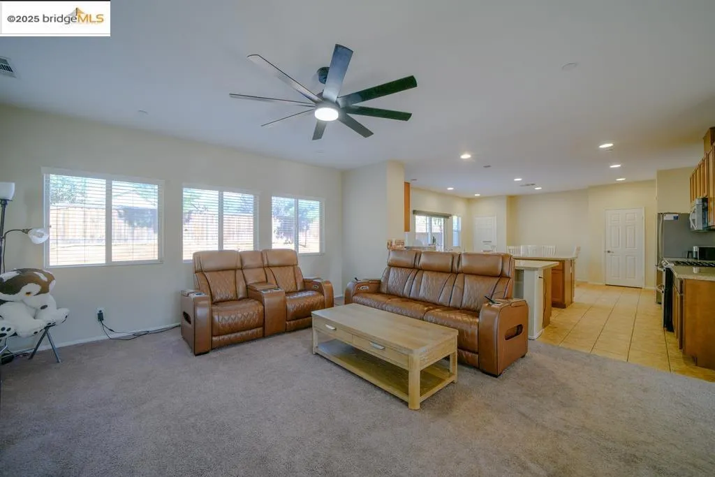 1350 Mistletoe Dr, Beaumont, California 92223 home-pic-3