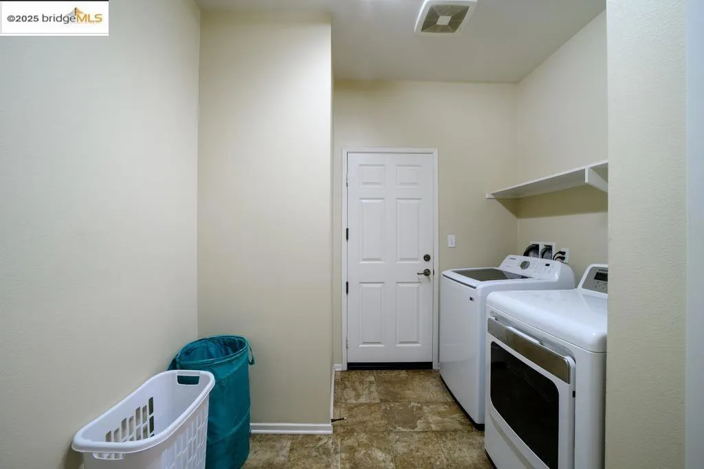 1350 Mistletoe Dr, Beaumont, California 92223 home-pic-23