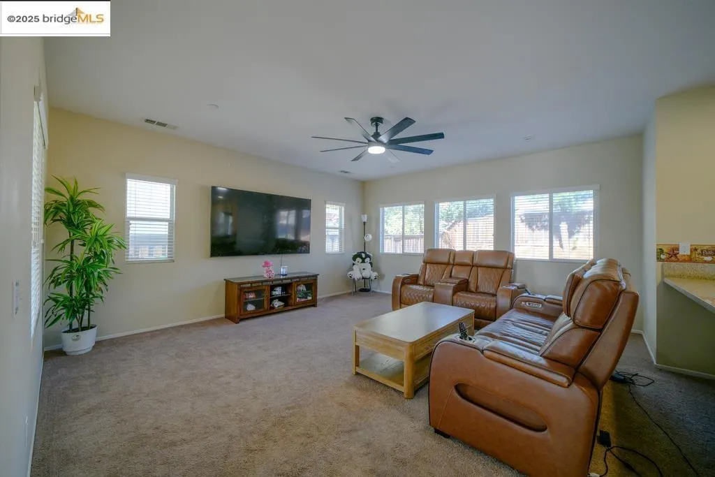 1350 Mistletoe Dr, Beaumont, California 92223 home-pic-2