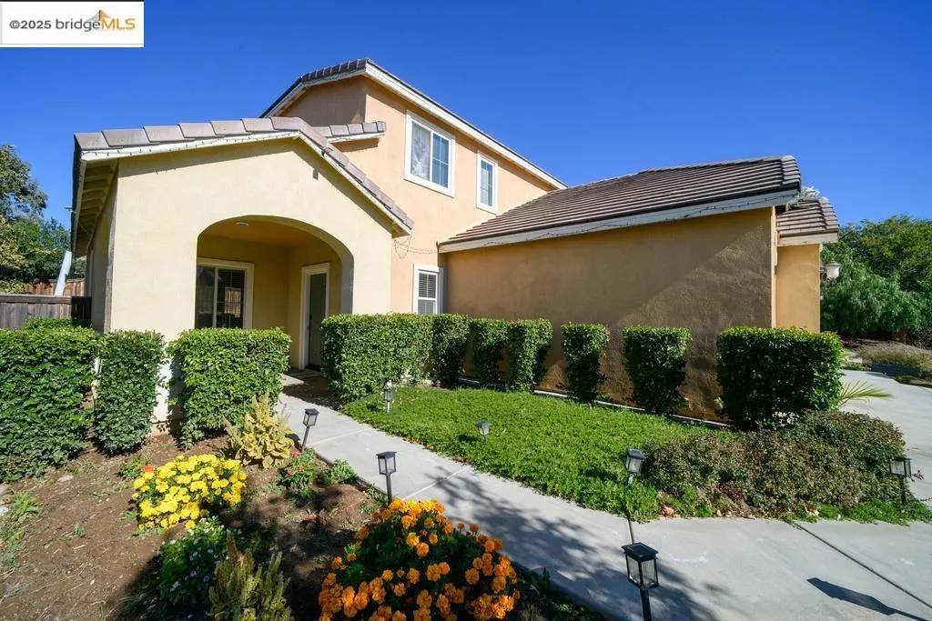 1350 Mistletoe Dr, Beaumont, California 92223 home-pic-1