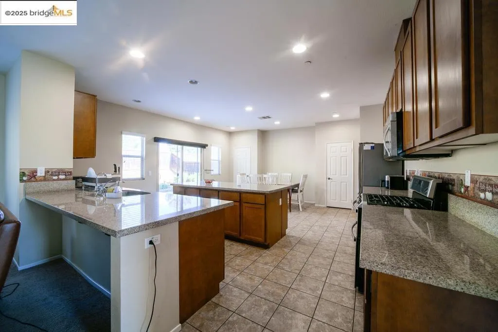 1350 Mistletoe Dr, Beaumont, California 92223 home-pic-5