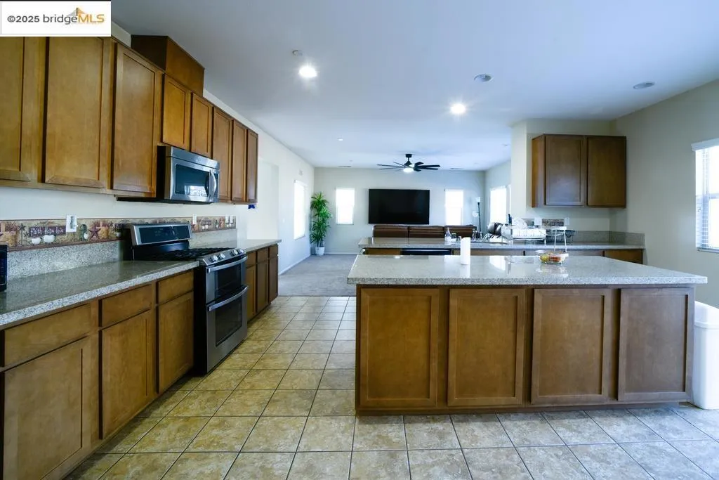 1350 Mistletoe Dr, Beaumont, California 92223 home-pic-4